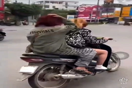 Xử lý 2 phụ nữ không đội mũ bảo hiểm, shipper không gắn biển số xe qua phản ánh của người dân