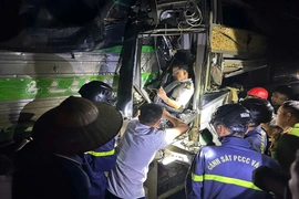 Giải cứu 2 nạn nhân mắc kẹt sau tai nạn giao thông trên cao tốc