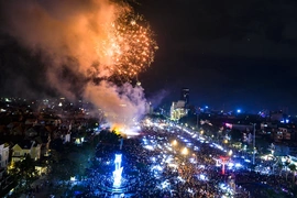 Rực rỡ pháo hoa chào đón thời khắc bước sang năm mới 2026