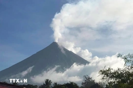 Philippines: Gần 1.000 hộ gia đình sơ tán do núi lửa Mayon phun trào