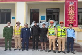 Phát hiện xe tải chở quần áo không hóa đơn, nguồn gốc