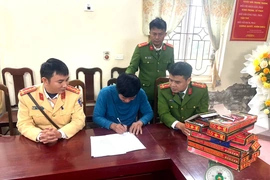 Nhặt được túi pháo ven đường, người dân đến cơ quan Công an giao nộp