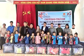 Tặng quà cho trẻ em có hoàn cảnh đặc biệt khó khăn nhân dịp Tết Nguyên đán Bính Ngọ 2026