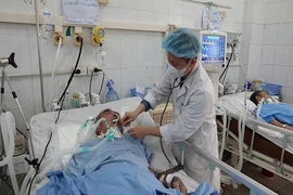 Phòng tránh ngộ độc rượu cuối năm “rình rập”