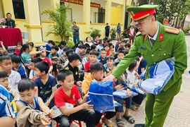 Phòng Cảnh sát PCCC&CHCN trao quà cho học sinh nghèo xã Mường Chanh