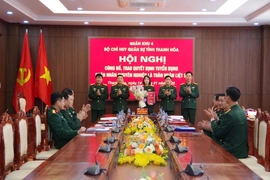 Trao Quyết định tuyển dụng cho thân nhân liệt sĩ