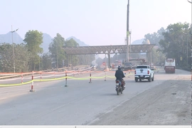 Tháo dỡ trạm thu phí ngừng hoạt động suốt 9 năm