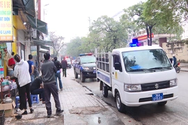 Ra quân lập lại trật tự công cộng trước cổng bệnh viện