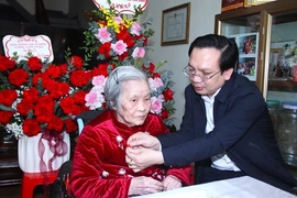 Trao Huy hiệu 80 năm tuổi Đảng cho đảng viên Phạm Thị Giằng