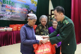 “Xuân Biên phòng - ấm lòng dân biển