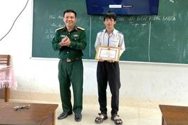 Khen thưởng nam sinh lớp 11 kịp thời sơ cứu phi công trong vụ rơi máy bay