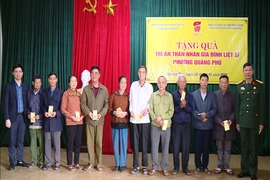 Trao quà tri ân thân nhân liệt sĩ tại các địa phương trong tỉnh