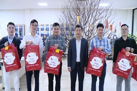 Lương thưởng cao, chi trả kịp thời - Lao động phấn khởi đón Tết