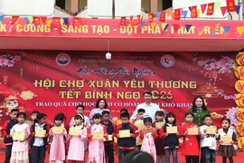 Trao quà Tết cho trẻ em có hoàn cảnh đặc biệt khó khăn trên địa bàn tỉnh
