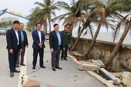 Phó Chủ tịch Thường trực UBND tỉnh Mai Xuân Liêm kiểm tra các điểm sạt lở công trình kè bờ biển xã Hoằng Thanh, Hoằng Tiến