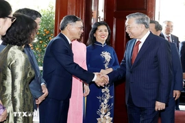 Tổng Bí thư Tô Lâm gặp gỡ cán bộ Đại sứ quán và cộng đồng người Việt Nam tại Lào