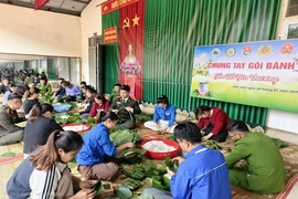 Tết sớm bên nồi bánh chưng xanh