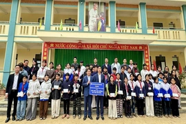 Hội Doanh nhân trẻ tỉnh Thanh Hóa tặng quà Tết cho học sinh xã Pù Nhi