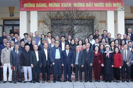 Bí thư Tỉnh ủy Nguyễn Doãn Anh nói chuyện, chúc Tết hội viên Câu lạc bộ Hàm Rồng