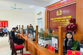 Gác niềm vui riêng, phục vụ Nhân dân làm căn cước