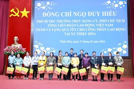 Phó Chủ tịch Tổng LĐLĐ Việt Nam Ngọ Duy Hiểu trao quà cho đoàn viên công đoàn có hoàn cảnh khó khăn tại xã Thiệu Hóa