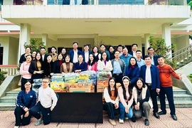 Trường THCS Trần Mai Ninh tặng quà Trung tâm Bảo trợ xã hội tỉnh Thanh Hóa