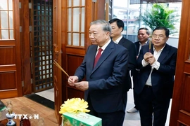 Tổng Bí thư Tô Lâm thắp hương tưởng nhớ các đồng chí nguyên lãnh đạo Đảng, Nhà nước