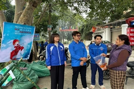 Đoàn phường Hạc Thành hỗ trợ người dân thả cá, tuyên truyền bảo vệ môi trường