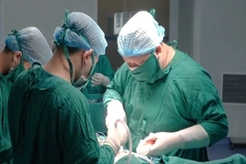 Thêm một bệnh viện tại Thanh Hóa làm chủ kỹ thuật bắt vít cột sống qua da