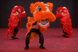 Robot múa lân, đá bóng rộn ràng đón Tết Nguyên đán ở Trung Quốc
