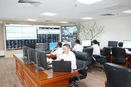 Người thợ điện xứ Thanh bám lưới xuyên Tết