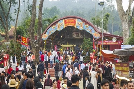 Tấp nập du khách về Phủ Na đầu xuân