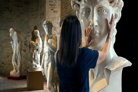 “Đọc” Michelangelo bằng đôi tay: Bảo tàng xúc giác phá bỏ rào cản nghệ thuật