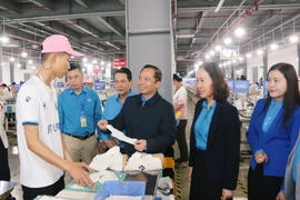 Thăm, động viên và lì xì cho công nhân lao động dịp đầu năm mới