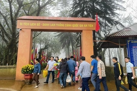 Đông đảo du khách đến với Am Tiên trong ngày đầu “mở cổng trời”