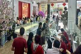 Sôi động cảnh mua vàng cầu may ngày “Vía Thần Tài”