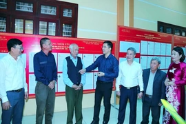 Phó Bí thư Thường trực Tỉnh ủy Nguyễn Hồng Phong và các ứng cử viên đại biểu HĐND tỉnh vận động bầu cử tại đơn vị bầu cử số 24