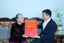 Phó Bí thư Thường trực Tỉnh ủy Nguyễn Hồng Phong thăm, tặng quà Mẹ Việt Nam Anh hùng, Anh hùng lực lượng vũ trang Nhân dân