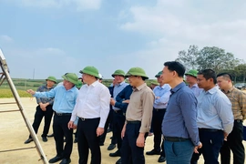 Phó Chủ tịch Thường trực UBND tỉnh Mai Xuân Liêm kiểm tra tiến độ thi công Dự án Khẩn cấp khắc phục hậu quả thiên tại công trình cầu Mọ
