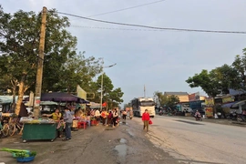 Nguy cơ mất an toàn giao thông từ các “chợ cóc” trên Quốc lộ 47