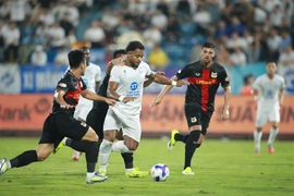 Nam Định ngược dòng kịch tính tại V.League; Arsenal xây chắc ngôi đầu Ngoại Hạng Anh