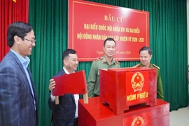 Giám đốc Công an tỉnh&nbsp; Tô Anh Dũng kiểm tra công tác chuẩn bị bầu cử tại phường Trúc Lâm và Hải Lĩnh