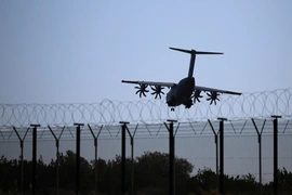 Tổng thống Pháp phản đối hành động quân sự của Mỹ, Israel; châu Âu tăng cường phòng thủ tại Cyprus