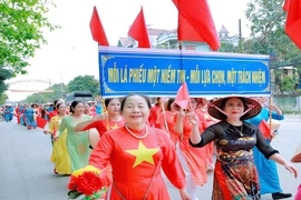 Phụ nữ Thanh Hóa mang sắc phục dân tộc, áo dài truyền thống trong ngày hội lớn