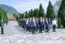 Phó Chủ tịch Quốc hội Trần Quang Phương dâng hương tưởng niệm các anh hùng liệt sĩ tại Nghĩa trang Liệt sĩ Quốc tế Đồng Tâm