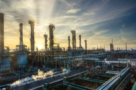 Một trong những nhà máy lọc dầu lớn nhất thế giới của UAE tạm dừng hoạt động