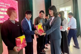 Ủy ban MTTQ xã Quảng Ninh trao cờ Tổ quốc cho các khu dân cư hướng tới ngày bầu cử