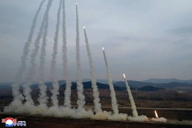 Triều Tiên diễn tập pháo phản lực tầm xa sau khi phóng hơn 10 tên lửa ra biển