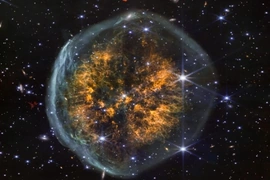 NASA công bố ảnh tinh vân hình não người bay quanh ngôi sao “hấp hối”