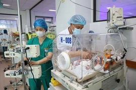 Phía sau cánh cửa phòng bệnh